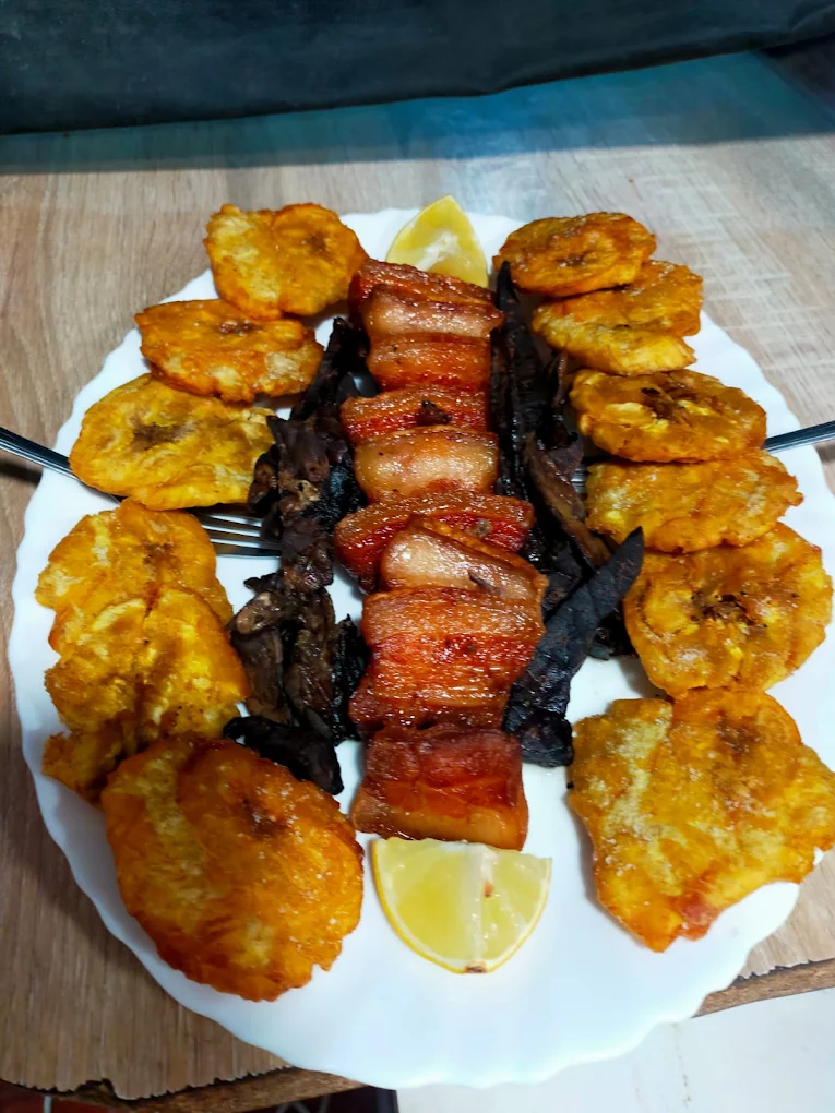 Montón de patacones con diferentes tipos de carne